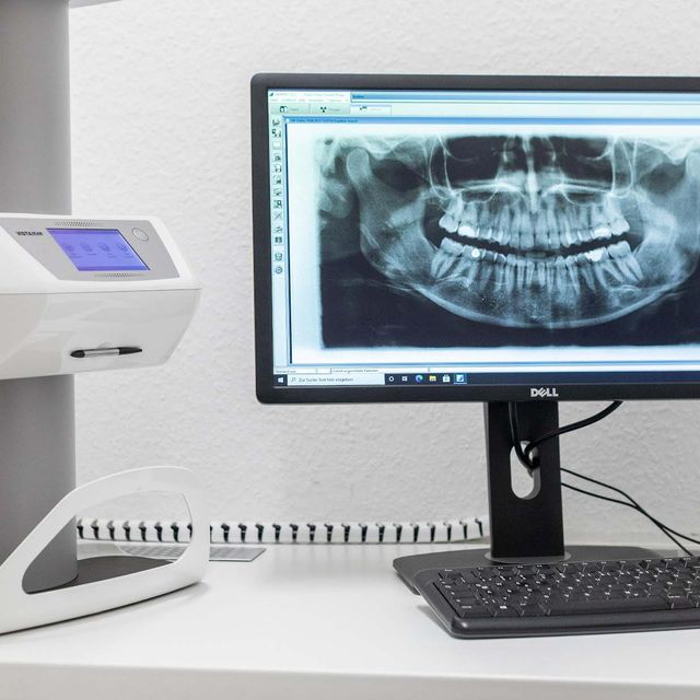 Hals-Nasen-Ohrenarzt, Physiotherapeut, Mund-Kiefer-Gesichtschirurg, Kardiologe, komplexen Behandlungsfällen, Lebensqualität, Zufriedenheit, Meisterlaboren, Technik, Zähne, Ängste, Dr. Yvonne Dorge, Hagen, Elberfelder Straße 20